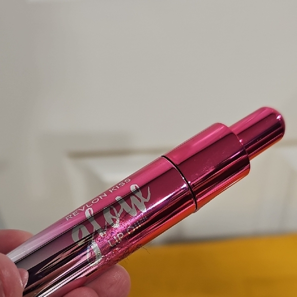 Revlon Kiss Glow Lip Oil -Sealed Proud To Be Pink - Picture 2 of 6